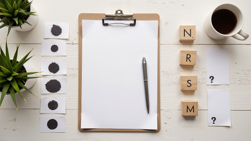 个人成长主题文章封面,包含目标设定、自我提升、励志元素,积极向上背景