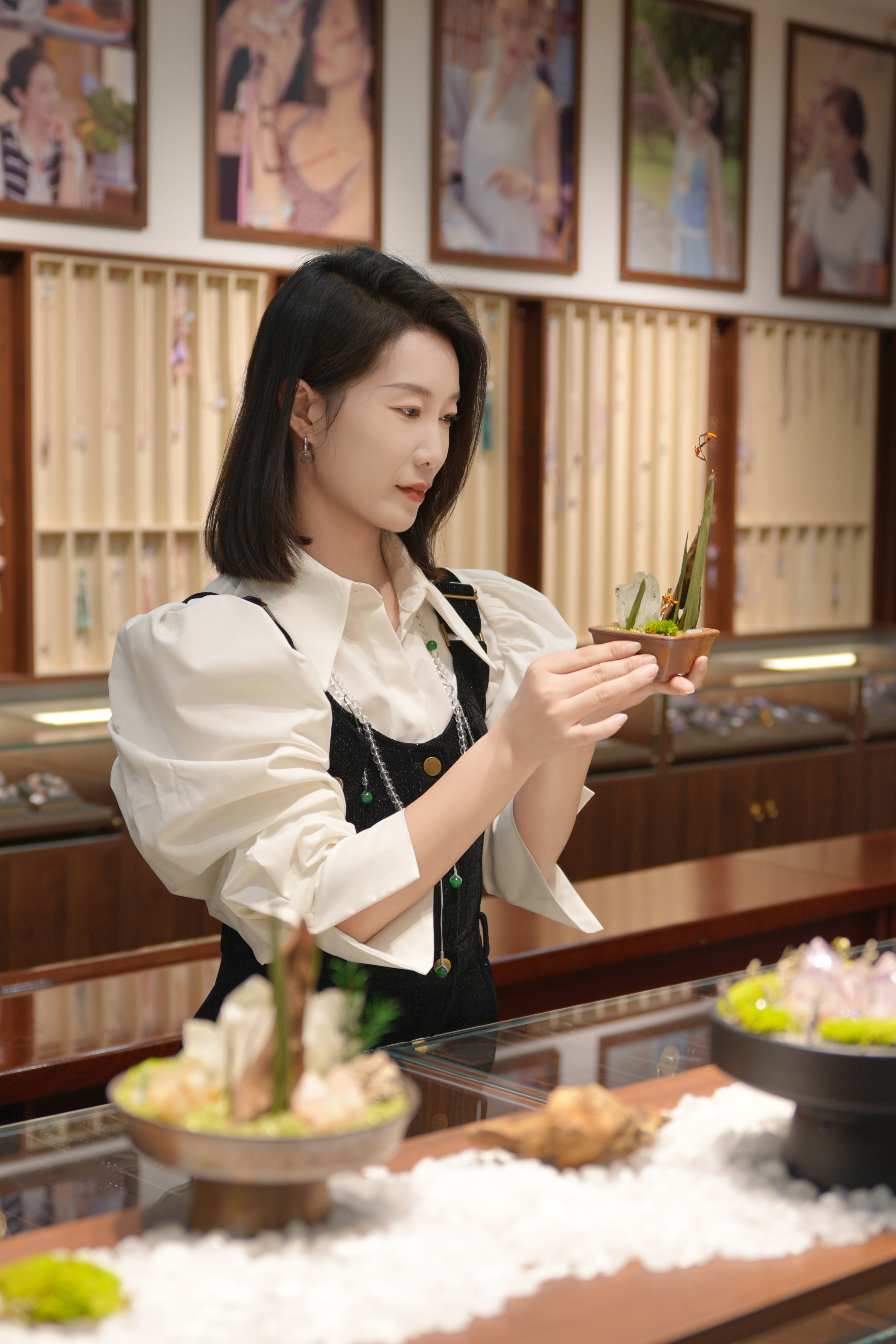 团队工作场景照片,包含办公桌、电脑、书籍等元素,专业办公环境背景